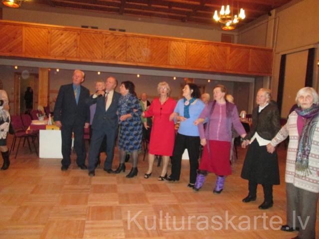''Pīlādzītis'' ballējas